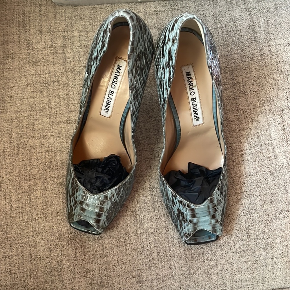 Manolo Blanhnik size 37 /7 US blue and brown Python skin heels 👠